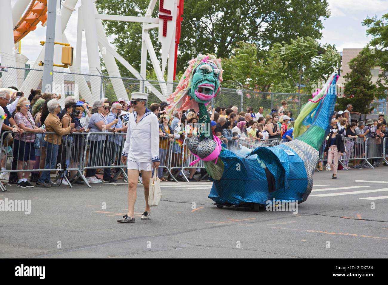 Dopo 2 anni dalla chiusura di Covid-19, la gente ritorna all'annuale Mermaid Parade, che si ritiene sia la più grande sfilata d'arte della nazione, a Coney Island lungo Surf Avenue a Brooklyn, New York. Foto Stock
