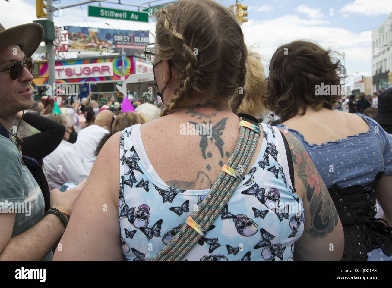 Dopo 2 anni dalla chiusura di Covid-19, la gente ritorna all'annuale Mermaid Parade, che si ritiene sia la più grande sfilata d'arte della nazione, a Coney Island lungo Surf Avenue a Brooklyn, New York. Foto Stock
