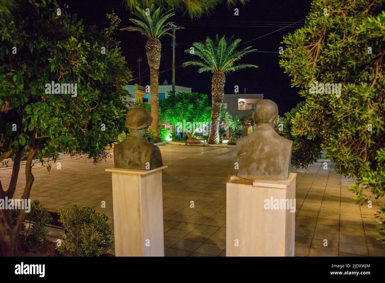 Edifici architettonici con persone che camminano per le strade del villaggio di Chora di notte. Fotografia urbana del pittoresco villaggio di Chora a Kythera is Foto Stock