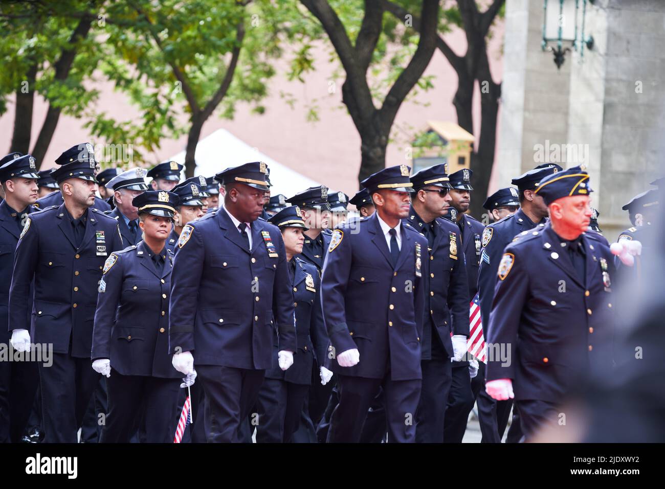 Manhattan, USA - 11. Novembre 2021: Ufficiali NYPD alla Veterans Day Parade a New York City Foto Stock