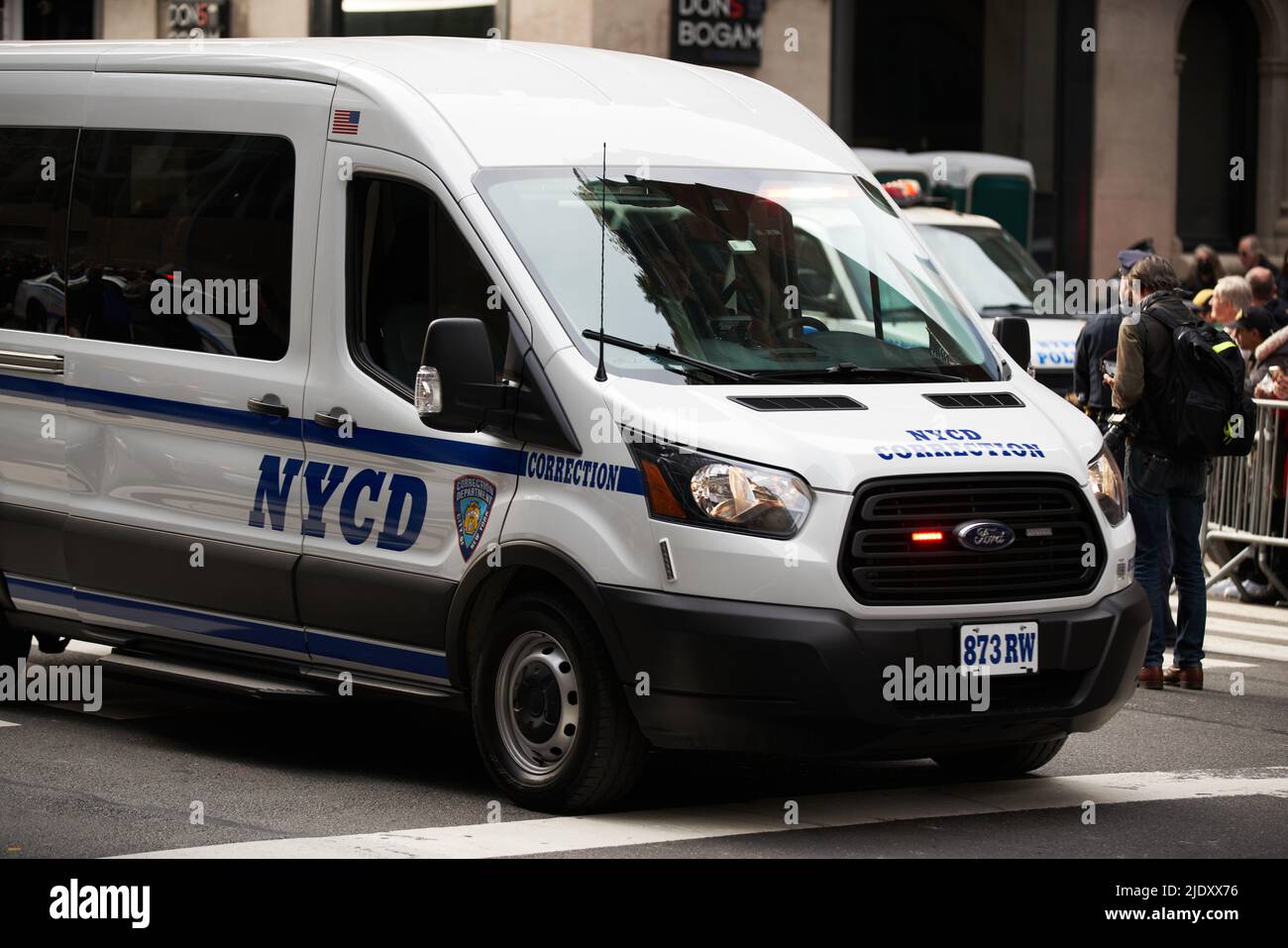 Manhattan, USA - 11. Novembre 2021: New York Corrections Department Vehicle. Veicolo per il trasporto di detenuti e detenuti. Foto Stock