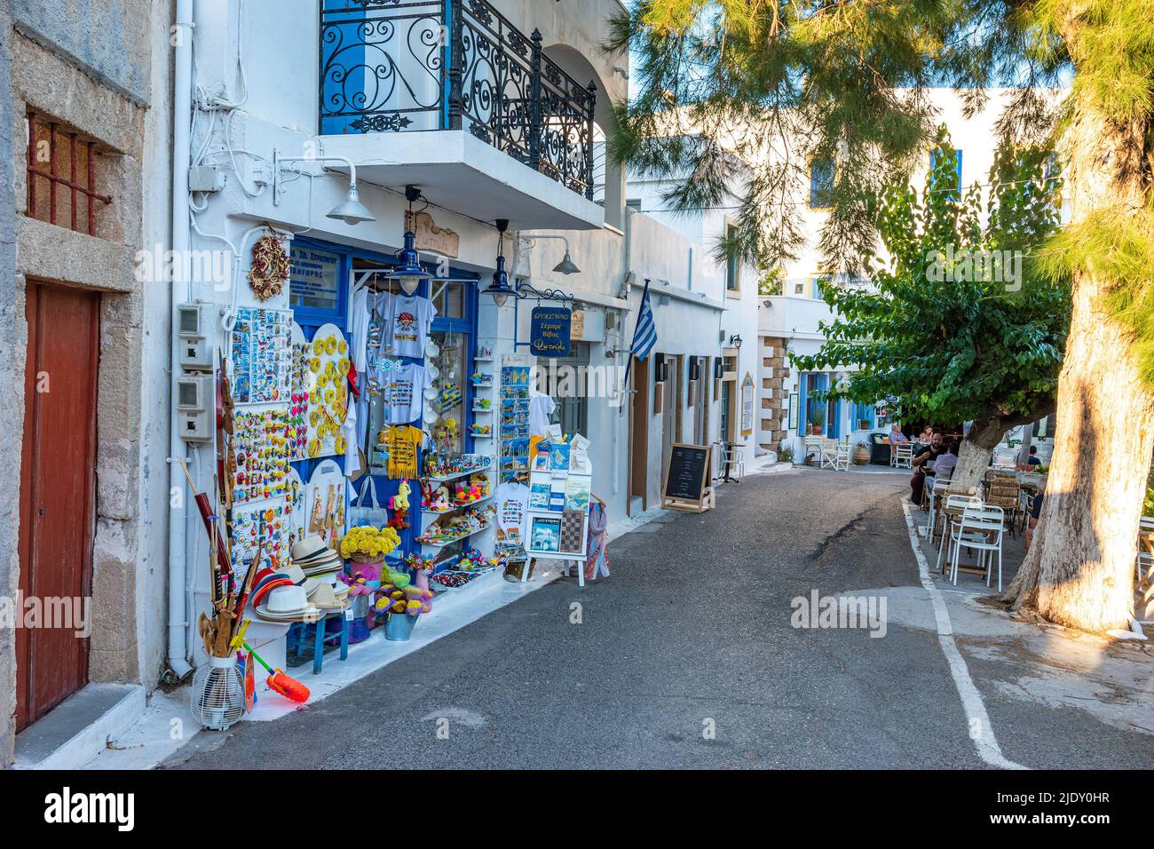 Edifici architettonici con persone che camminano per le strade del villaggio di Chora in Isola di Citira , Grecia. Fotografia urbana della pittoresca Chora Foto Stock