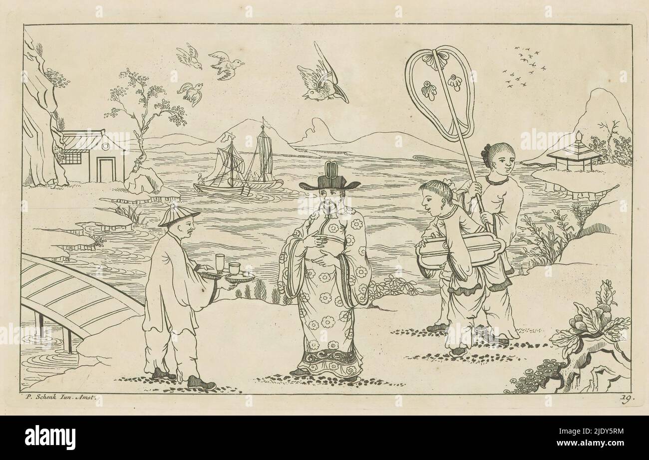 Gentiluomo cinese che riceve il tè da un servo in un paesaggio, Nieuwe geinventeerde Sineesen incontrato groote moeyte geteekent en in 't ligt gegeven, porta P. Schenk Jun (...), seconda parte (titolo della serie), Paesaggio con un gentiluomo cinese che riceve il tè da un servo su un vassoio dietro il Signore sono due donne, una con un ombrellone. Sullo sfondo due navi a vela sull'acqua. La stampa fa parte di un album., stampatore: Pieter Schenk (II), dopo disegno di: Pieter Schenk (II), editore: Pieter Schenk (II), (menzionato sull'oggetto), Amsterdam, 1727 - 1775, carta, incisione, altezza 162 mm x larghezza 261 mm Foto Stock