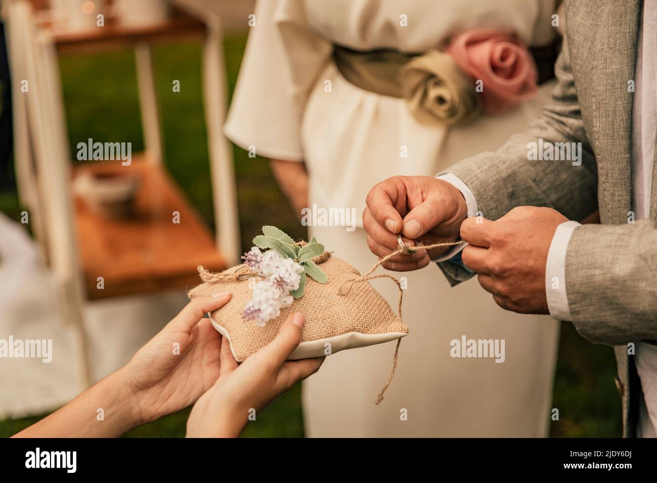 Marito che prende un anello per mettere sulla sua futura moglie il loro giorno di nozze Foto Stock