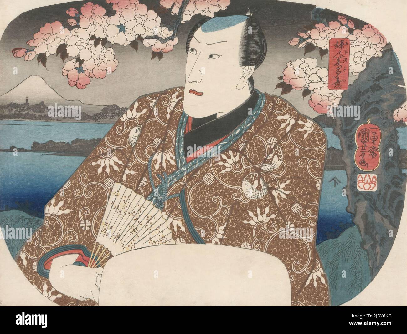 Attore con fan in fiore di ciliegia, Actor (probabilmente Iwai Kumesaburô III ) con fan in mano si erge sotto un ciliegio fiorente e si affaccia su un lago con il Monte Fuji sullo sfondo. Stampa a ventaglio., stampatore: Utagawa Kuniyoshi, (menzionato sull'oggetto), editore: Enshuya Matabei, (menzionato sull'oggetto), Giappone, 1849 - 1853, carta, legno a colori, altezza 222 mm x larghezza 293 mm Foto Stock