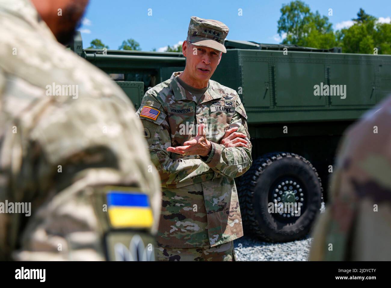 Grafenwoehr, Germania. 12th giugno 2022. Daniel Hokanson, capo della Guardia Nazionale, parla con un membro delle forze Armate dell'Ucraina a Grafenwoehr, Germania, 12 giugno 2022. La Germania è stata la seconda tappa di Hokansons in un viaggio in cinque nazioni per riconoscere e rafforzare le relazioni della Guardia Nazionale con gli alleati e partner europei Credit: U.S. Army/ZUMA Press Wire Service/ZUMAPRESS.com/Alamy Live News Foto Stock