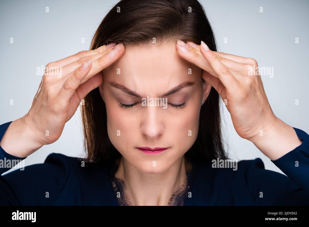 Gestione dello stress aziendale. Arrabbiato Smoking Donna infelice Foto Stock