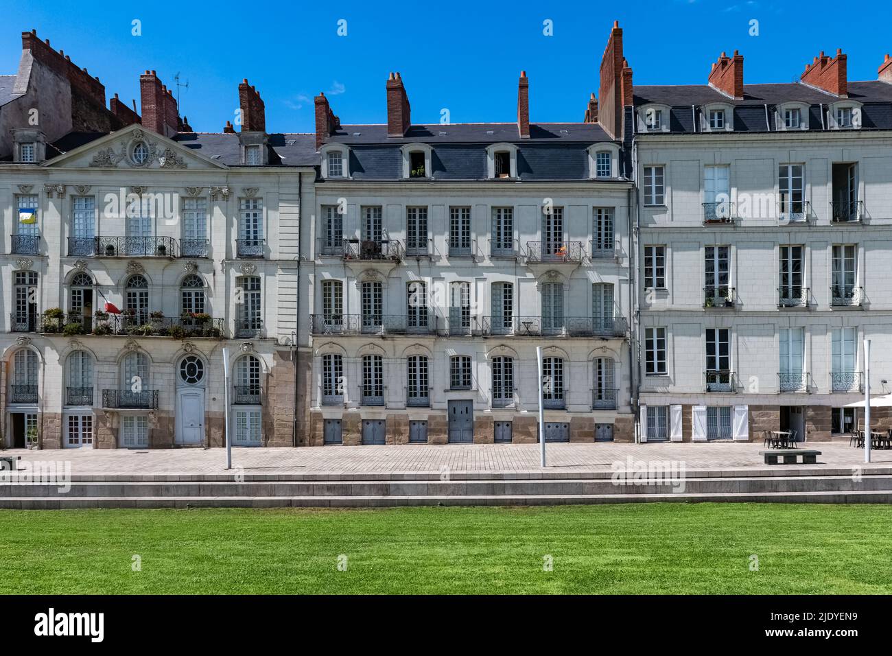 Nantes, bella città in Francia, antiche facciate tortuate quai Turenne nel centro storico Foto Stock