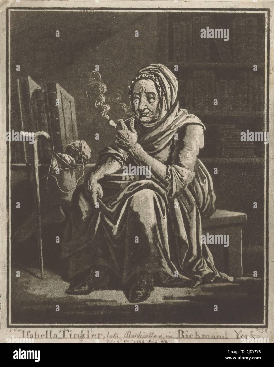 Ritratto del libraio di Richmond Isabella Tinkler all'età di 92 anni, Isabella Tinkler, ultimo libraio, a Richmond Yorks (titolo sull'oggetto), Una donna fumatrice di tubi seduta su uno sgabello di fronte ad una libreria. In grembo ci sono due libri, accanto a lei una canna e una maglia con una palla di lana., tipografo: George Cuitt (i), (menzionato sull'oggetto), in o prima del 1794, carta, altezza 219 mm x larghezza 176 mm Foto Stock