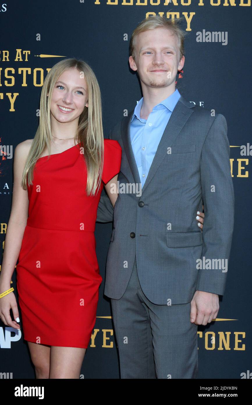 LOS ANGELES - GIUGNO 23: Isabella Ruby, Austin Stagner al Murder a Yellowstone City Premiere all'Harmony Gold il 23 Giugno 2022 a Los Angeles, CA Foto Stock