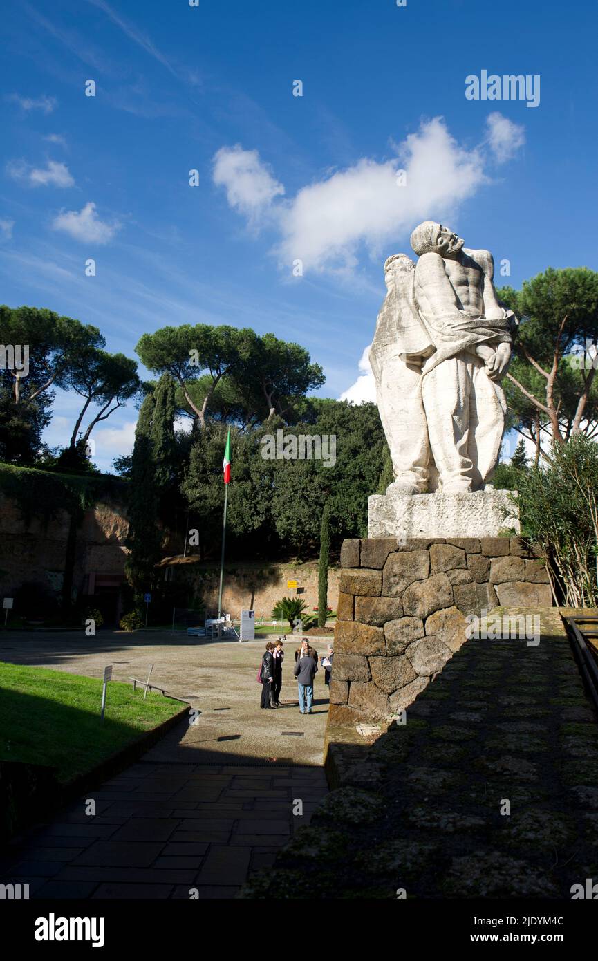 06 dicembre 2013 Europa. Italia, Roma, Mausoleo delle tombe Ardeatine dove i nazisti nel 1944 uccisero 335 romani all'interno delle cave come rappresaglia Foto Stock