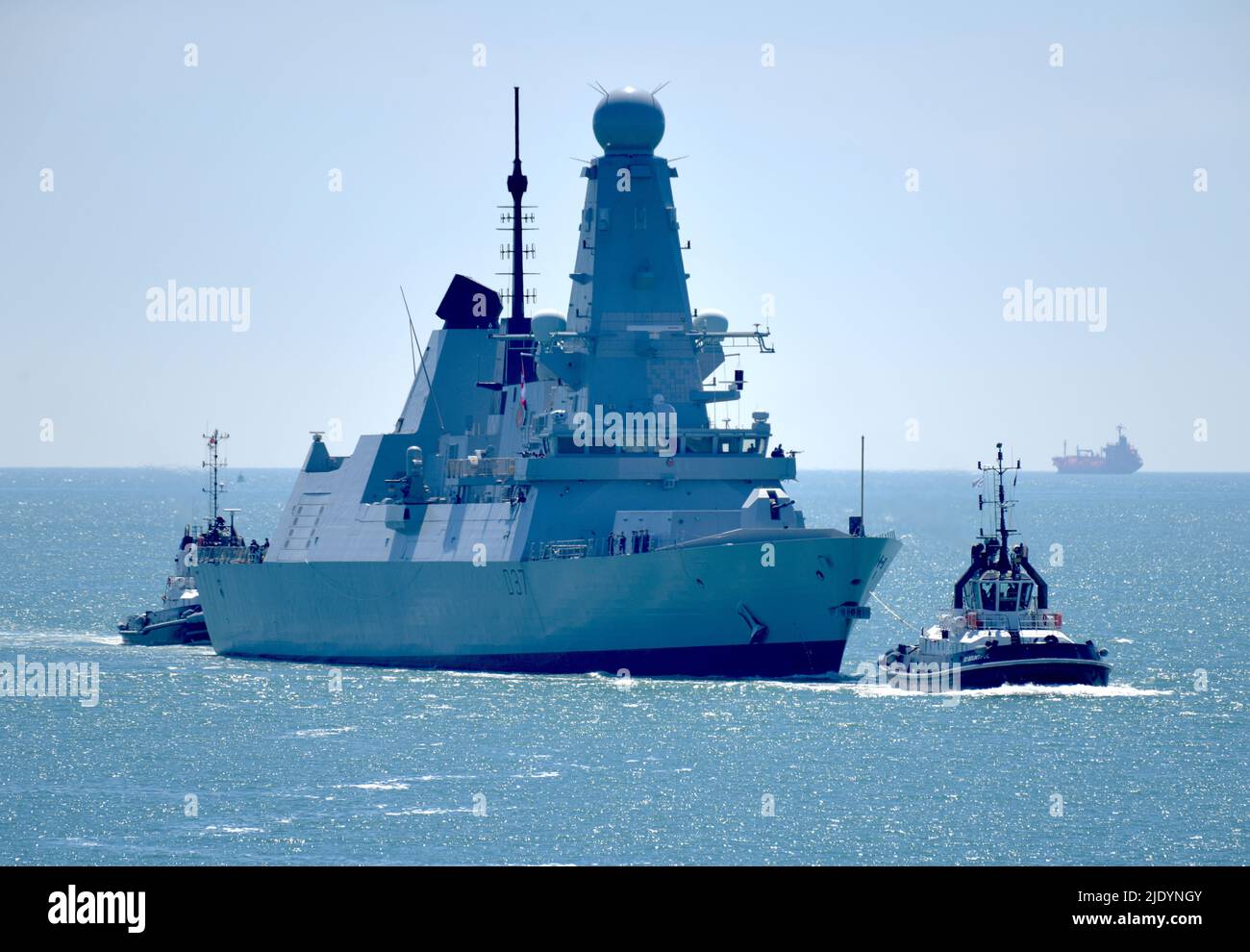 22/06/2022 Portsmouth UK HMS Duncan ritorna da pattuglia a HMNB Portsmouth. Il cacciatorpediniere per la difesa aerea di tipo 42 (152m) è stato lanciato nel 201 Foto Stock