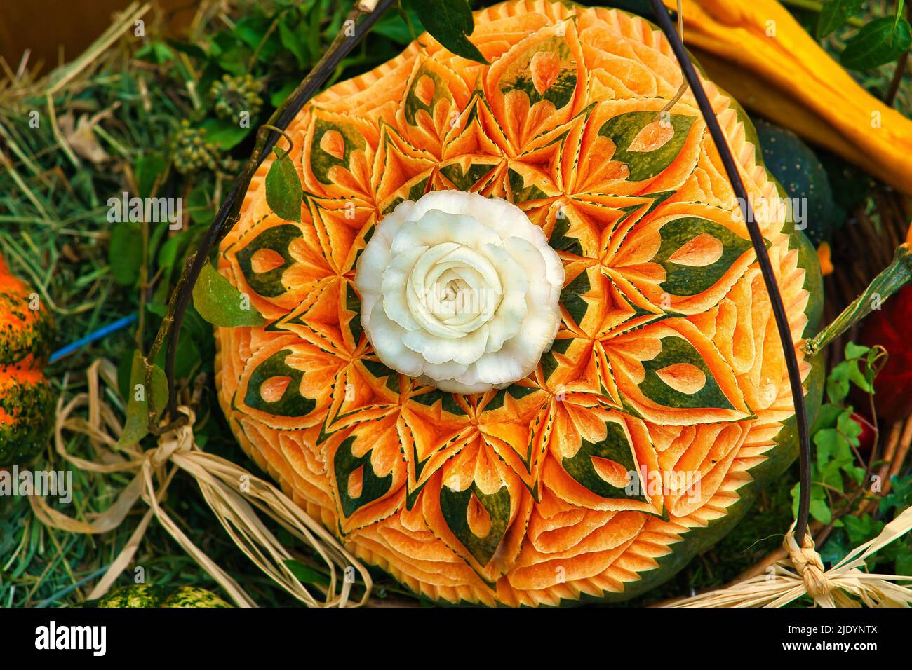 zucca decorata. sculture in una zucca decorativa. Festa del raccolto. Cura artigianale. Il cibo è servito splendidamente. Foto del pasto Foto Stock