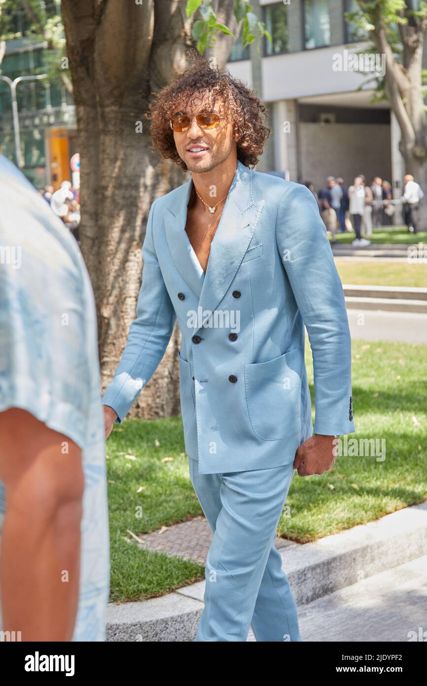 MILANO, ITALIA - 18 GIUGNO 2022: Dominic Calvert Lewin prima di Emporio Armani sfilata di moda, Milano Fashion Week Street Style Foto Stock