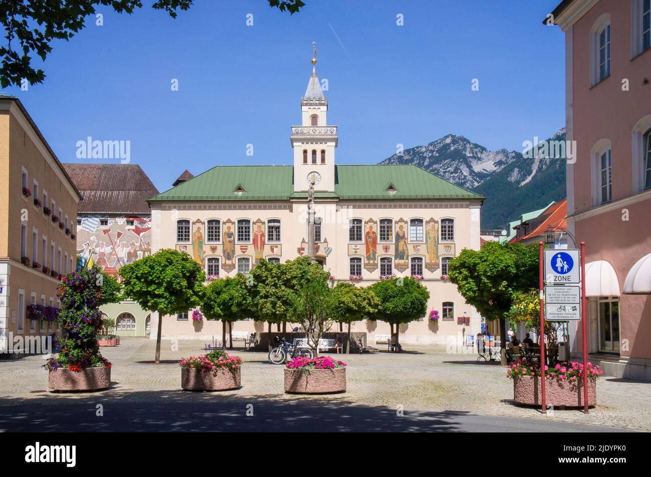 Il municipio (Altes Rathaus) su Rathausplatz nella città termale di Bad Reichenhall, Berchtesgadener Land District, alta Baviera, Germania, il 18 giugno, 2 Foto Stock