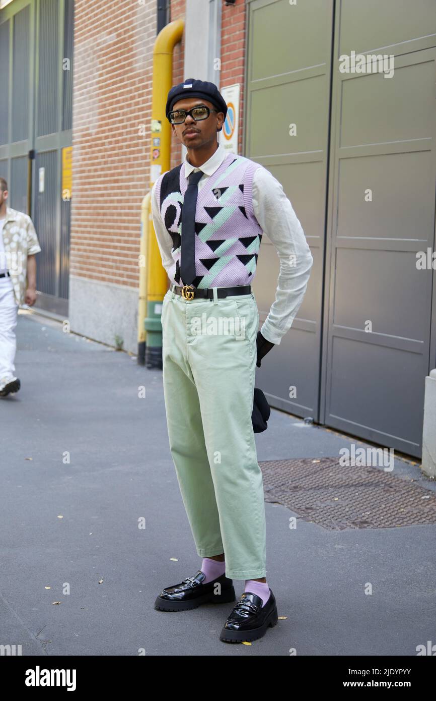 MILANO, ITALIA - 18 GIUGNO 2022: Uomo con pantaloni verdi pallidi, cintura Gucci, occhiali e cappellino prima della sfilata di moda Fendi, Milano Fashion Week Street Style Foto Stock