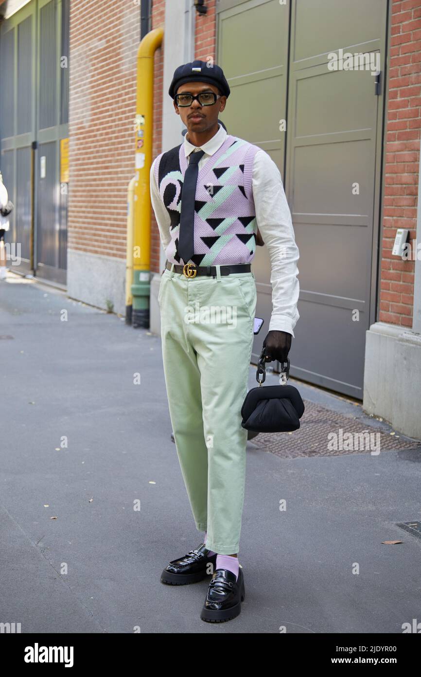 MILANO, ITALIA - 18 GIUGNO 2022: Uomo con pantaloni verdi pallidi, cintura Gucci, occhiali e cappellino prima della sfilata di moda Fendi, Milano Fashion Week Street Style Foto Stock