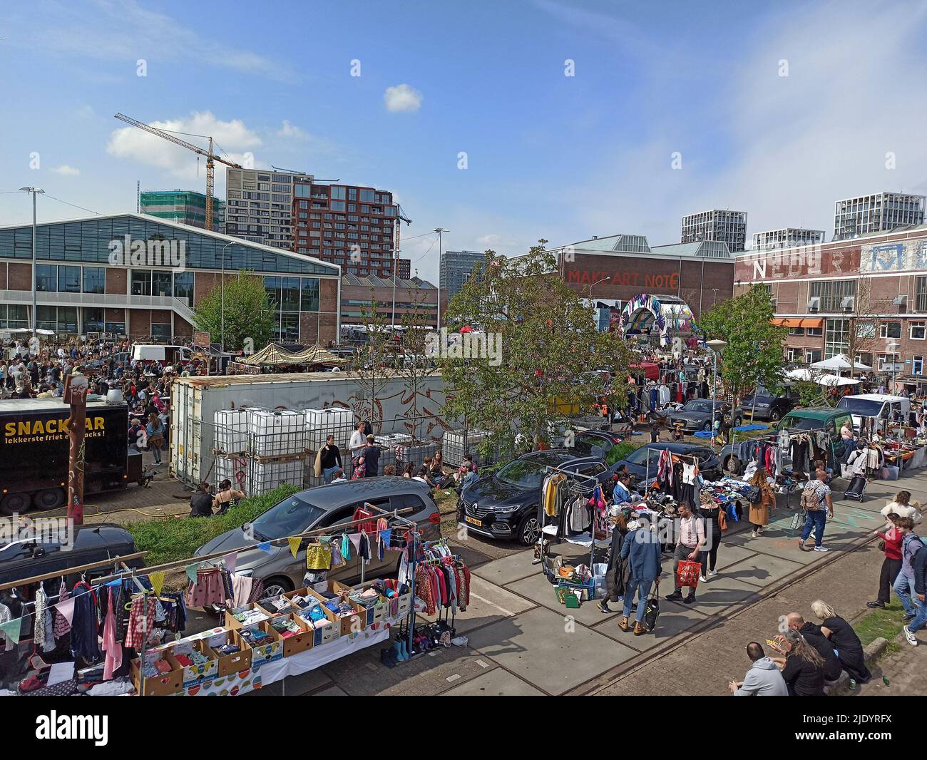 Amsterdam, Paesi Bassi - 1 maggio 2022: Persone non identificate al mercato delle pulci IJ-Hallen ad Amsterdam, Paesi Bassi. E 'il più grande e più unico fl Foto Stock