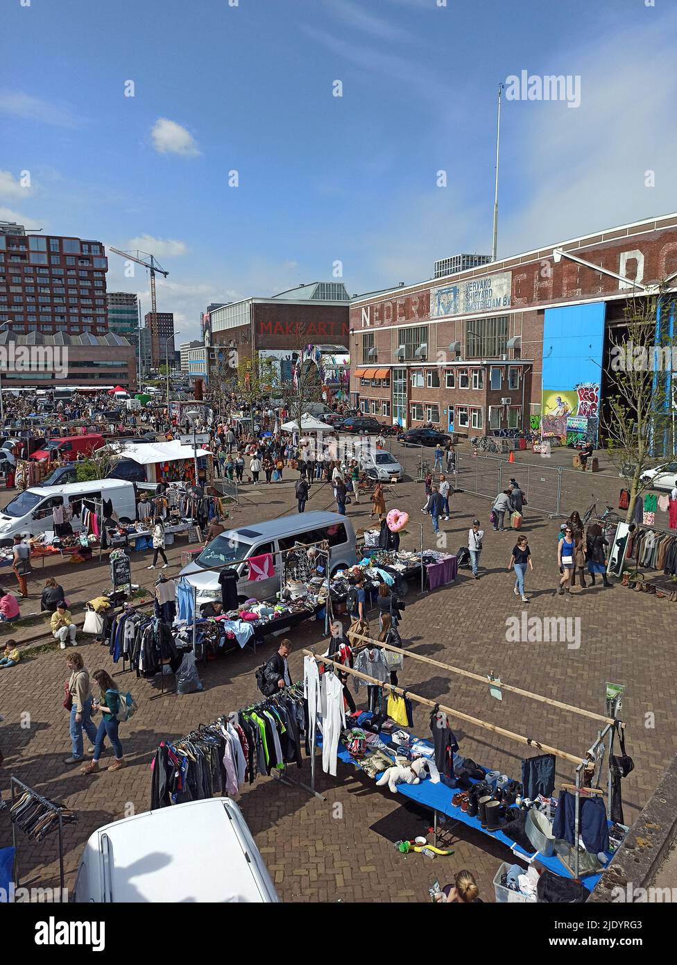 Amsterdam, Paesi Bassi - 1 maggio 2022: Persone non identificate al mercato delle pulci IJ-Hallen ad Amsterdam, Paesi Bassi. E 'il più grande e più unico fl Foto Stock