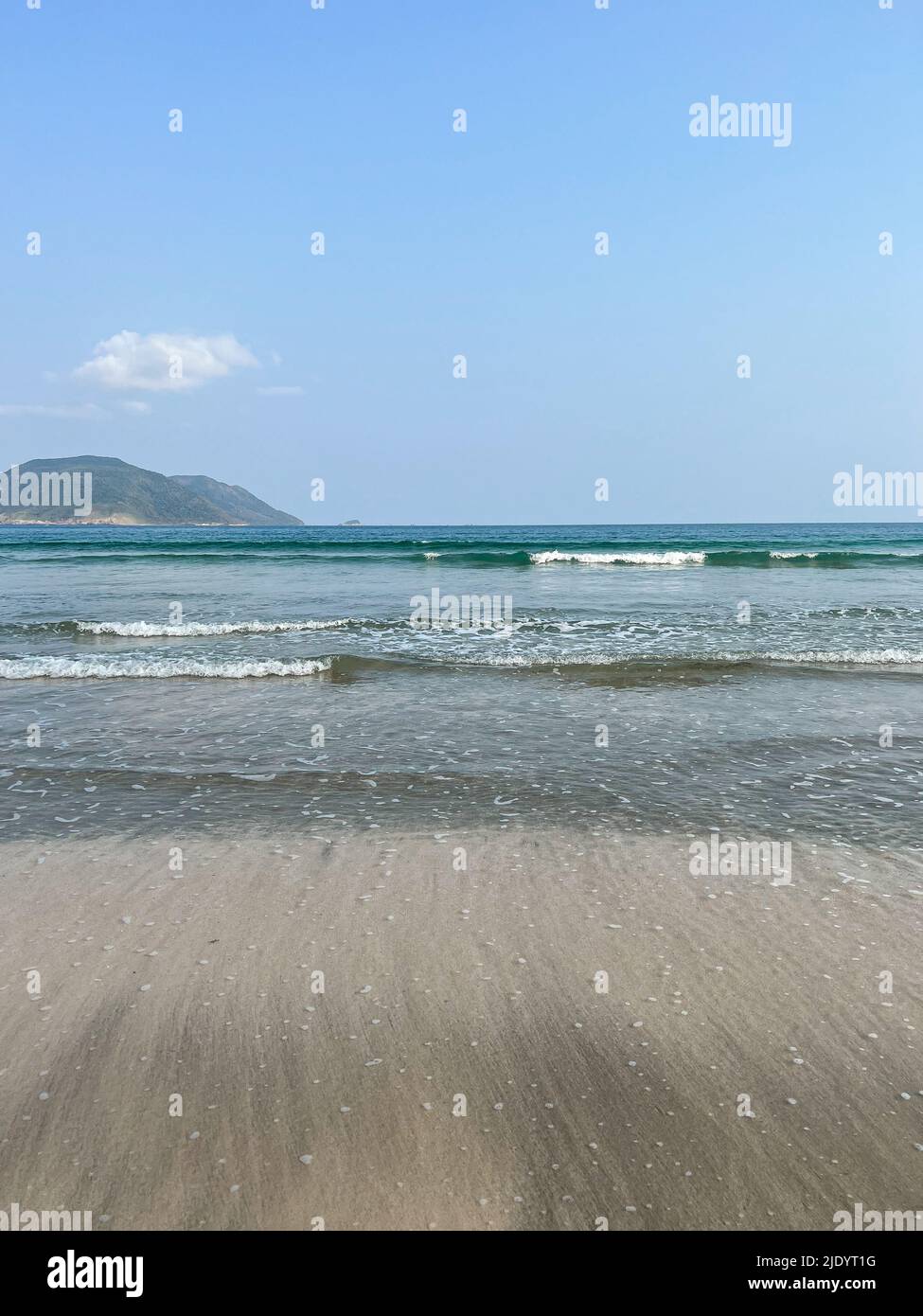 Belle montagne all'orizzonte e cielo blu Foto Stock