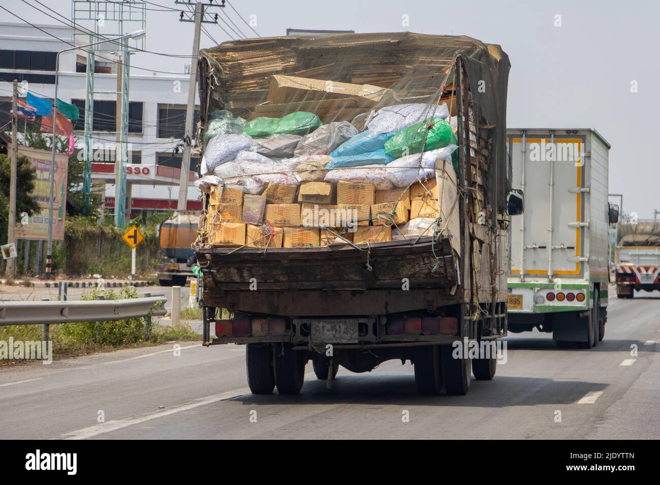 THAILANDIA, MARZO 19 2022, il camion trasporta scatole e borse sulla strada, vista posteriore Foto Stock