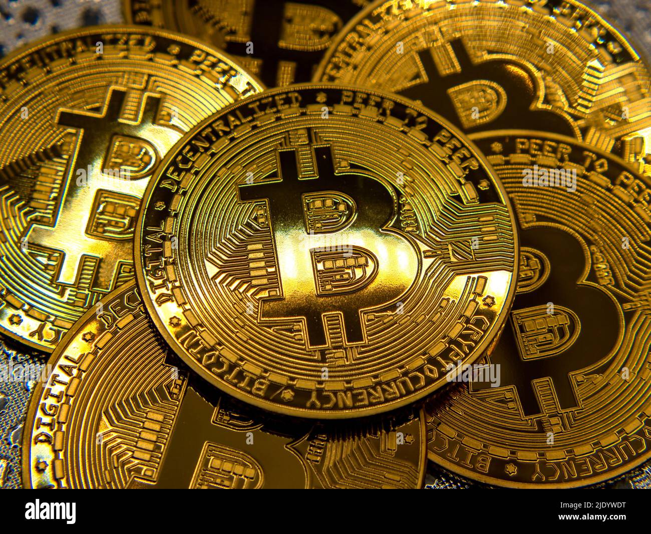 Primo piano fucilato gruppo di monete metalliche d'oro Bitcoin Foto Stock