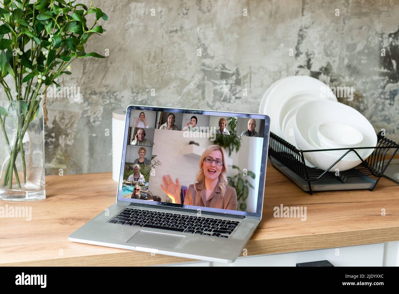 Degustazione virtuale di vino cena Video Conferenza Online Event Screen Foto Stock
