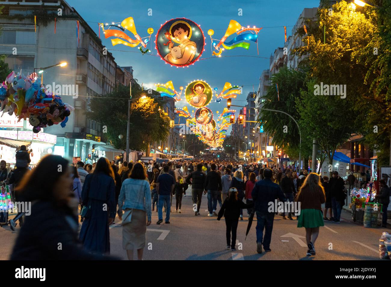 La gente si è radunata all'evento popolare del Portogallo del Nord, São João de Braga. Vita notturna, eventi sociali e tradizionali. Stile di vita cittadino, notti estive. Foto Stock