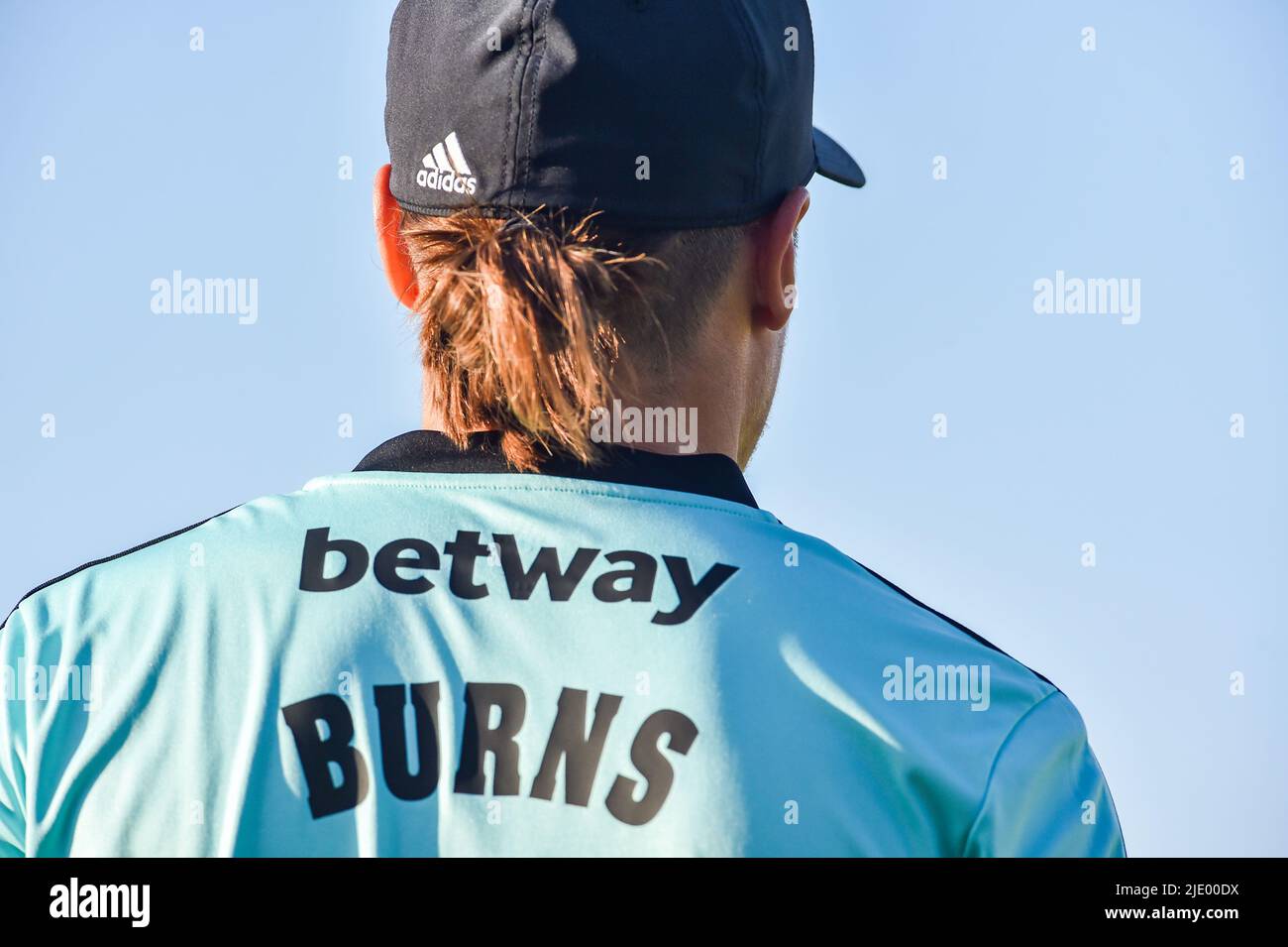 Hove UK 23rd Giugno 2022 - Rory Burns of Surrey durante la partita di Vitality Blast del T20 tra Sussex Sharks e Surrey al 1st Central County Ground Hove . : Credit Simon Dack / Alamy Live News Foto Stock