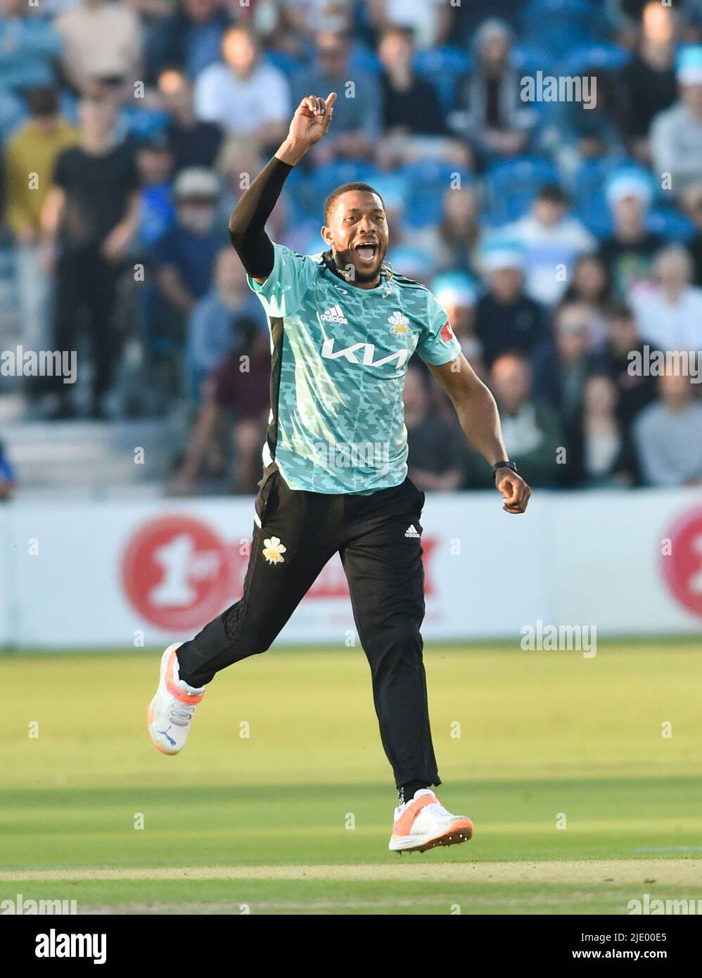 Hove UK 23rd Giugno 2022 - Chris Jordan capitano del bowling Surrey durante la partita Vitality Blast T20 tra Sussex Sharks e Surrey al 1st Central County Ground Hove . : Credit Simon Dack / Alamy Live News Foto Stock