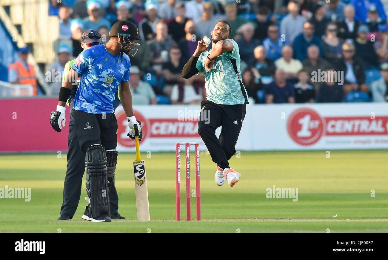 Hove UK 23rd Giugno 2022 - Chris Jordan capitano del bowling Surrey durante la partita Vitality Blast T20 tra Sussex Sharks e Surrey al 1st Central County Ground Hove . : Credit Simon Dack / Alamy Live News Foto Stock