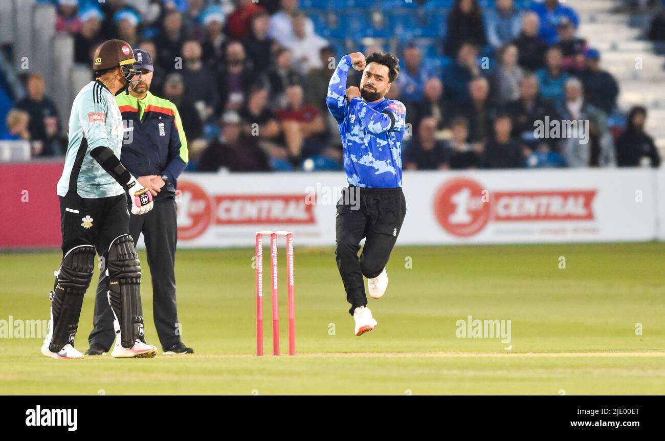 Hove UK 23rd Giugno 2022 - Rashid Khan bowling per Sussex Sharks durante la partita di Vitality Blast T20 tra Sussex Sharks e Surrey al 1st Central County Ground Hove . : Credit Simon Dack / Alamy Live News Foto Stock