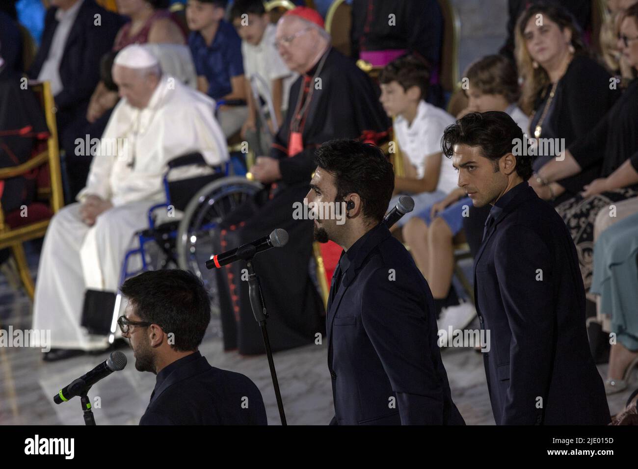 Città del Vaticano, Vaticano. 22 giugno 2022. Il gruppo musicale italiano il volo canta di fronte a Papa Francesco durante la Festa delle famiglie. Credit: Maria Grazia Picciarella/Alamy Live News Foto Stock