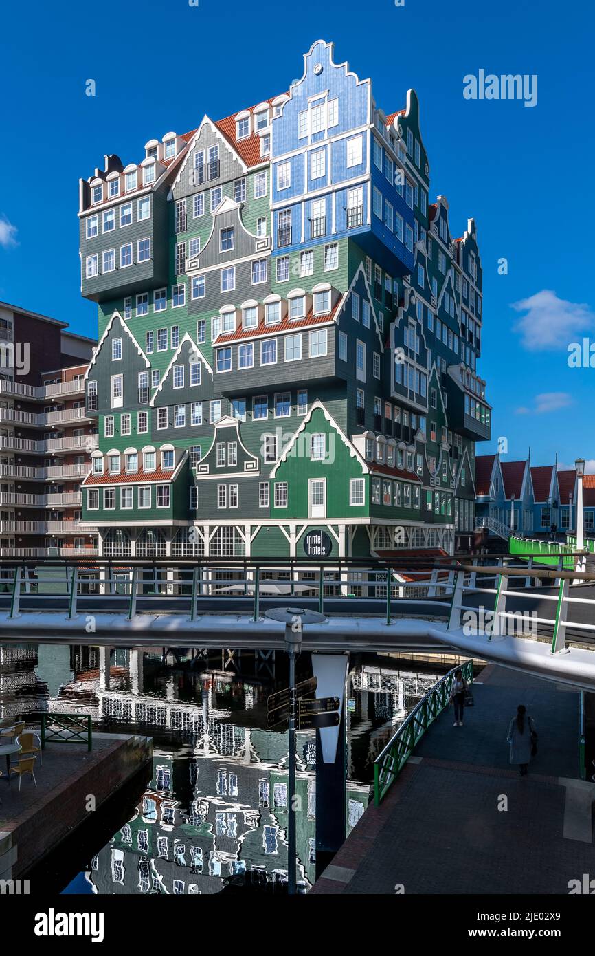 Il centro della città di Zaandam a nord ovest di Amsterdam, Paesi Bassi. Gli edifici di stile post-moderno sono ridisegnati e chiamati Fusion Architecture. Foto Stock