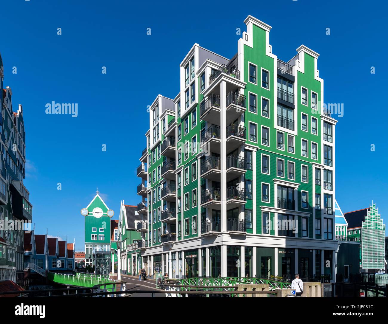 Il centro della città di Zaandam a nord ovest di Amsterdam, Paesi Bassi. Gli edifici di stile post-moderno sono ridisegnati e chiamati Fusion Architecture. Foto Stock