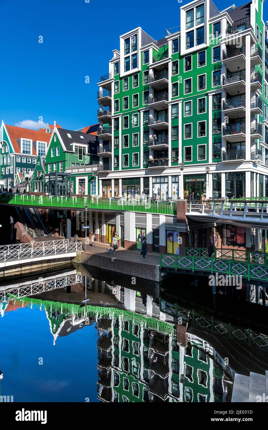Il centro della città di Zaandam a nord ovest di Amsterdam, Paesi Bassi. Gli edifici di stile post-moderno sono ridisegnati e chiamati Fusion Architecture. Foto Stock