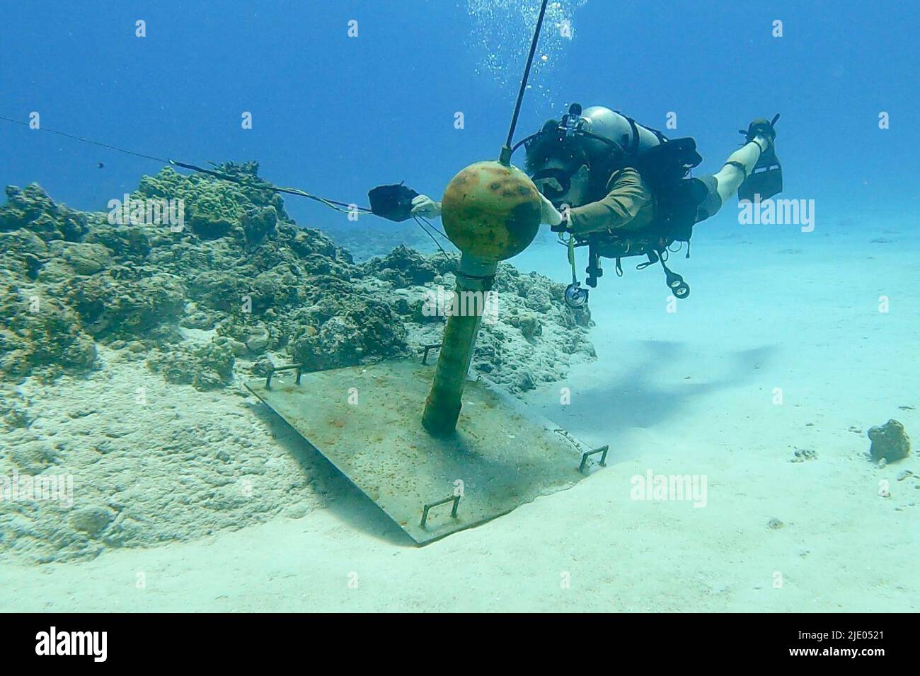 14 giugno 2022 - Isole Marianne Settentrionali - esplosivo tecnico di smaltimento di Ordnance 2nd Classe Orin Olds, assegnato a esplosivo Ordnance Disposal Mobile Unit (EODMU) 5, Platoon 501 svolge operazioni di immersione per neutralizzare miniere inerti di addestramento a sostegno dell'esercizio Valiant Shield 2022. Esercizi come Valiant Shield consentono alle forze congiunte del comando Indo-Pacific l'opportunità di integrare forze provenienti da tutti i rami del servizio per condurre effetti multi-asse, multi-dominio precisi, letali e schiaccianti che dimostrano la forza e la versatilità della forza congiunta e il nostro impegno per un AN libero Foto Stock