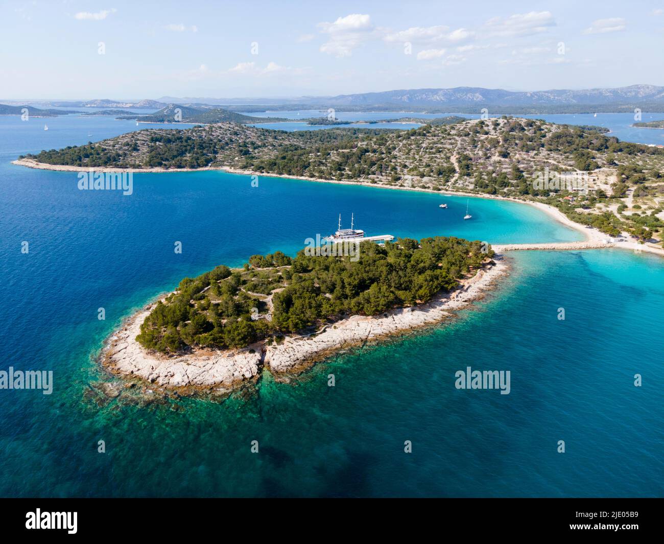 Drone shot, penisola di Podvrske, isola di Murter, Dalmazia, Croazia, Europa Foto Stock