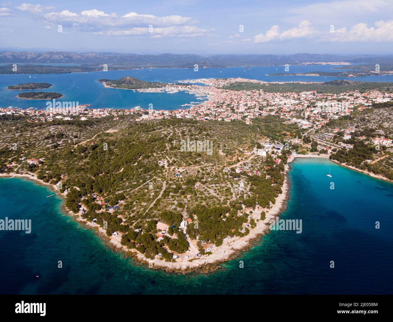 Fuchi sparati, città di Murter, spiaggia di Slanica sulla destra, isola di Murter, Dalmazia, Croazia Foto Stock