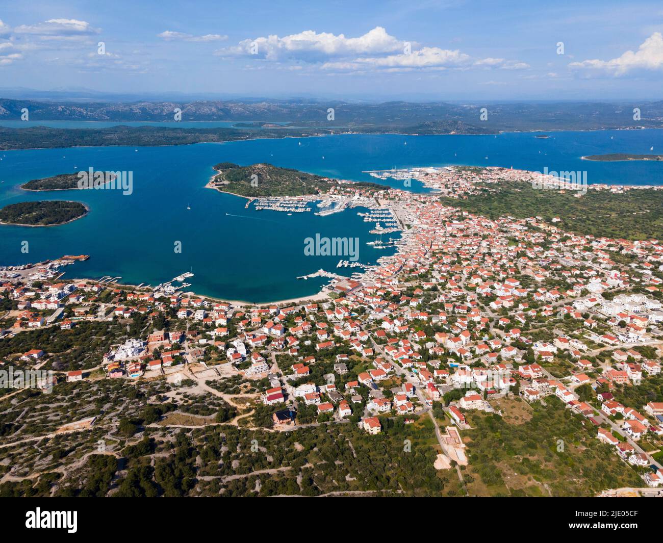Fuchi sparato, città di Murter, Betina sullo sfondo, isola di Murter, Dalmazia, Croazia Foto Stock