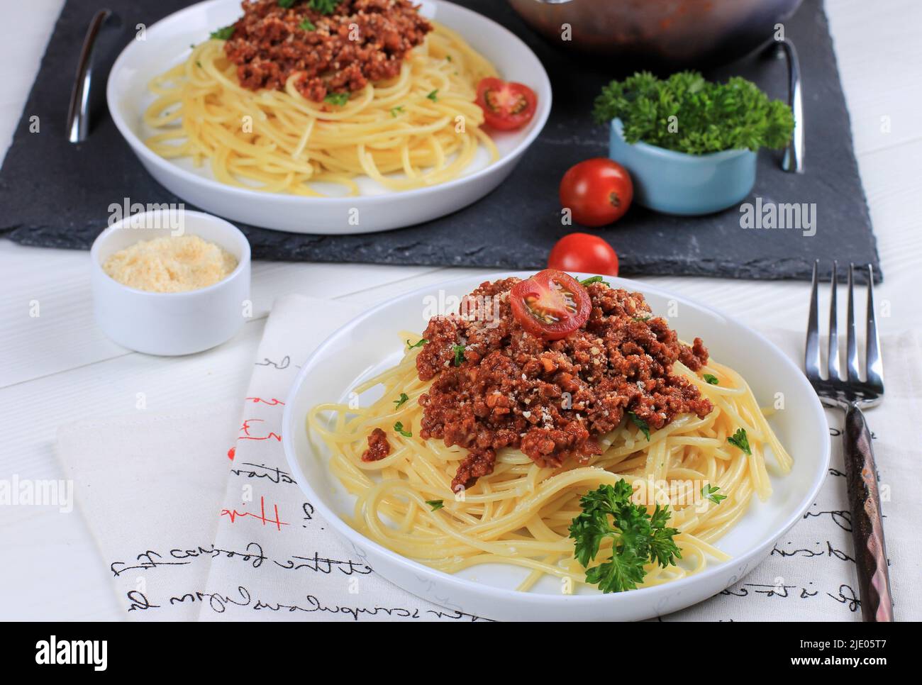 Pasta tradizionale Spaghetti bolognese in piatto bianco su sfondo tavola in legno Foto Stock