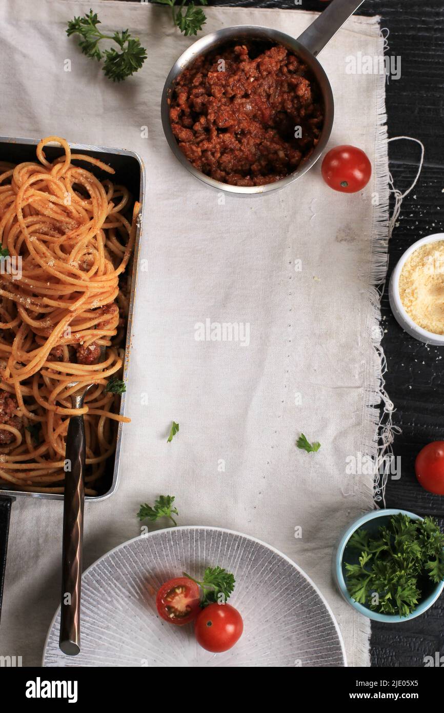 Deliziosi spaghetti alla bolognese serviti su Black Pan. Fuoco selezionato, Vista superiore con spazio di copia Foto Stock