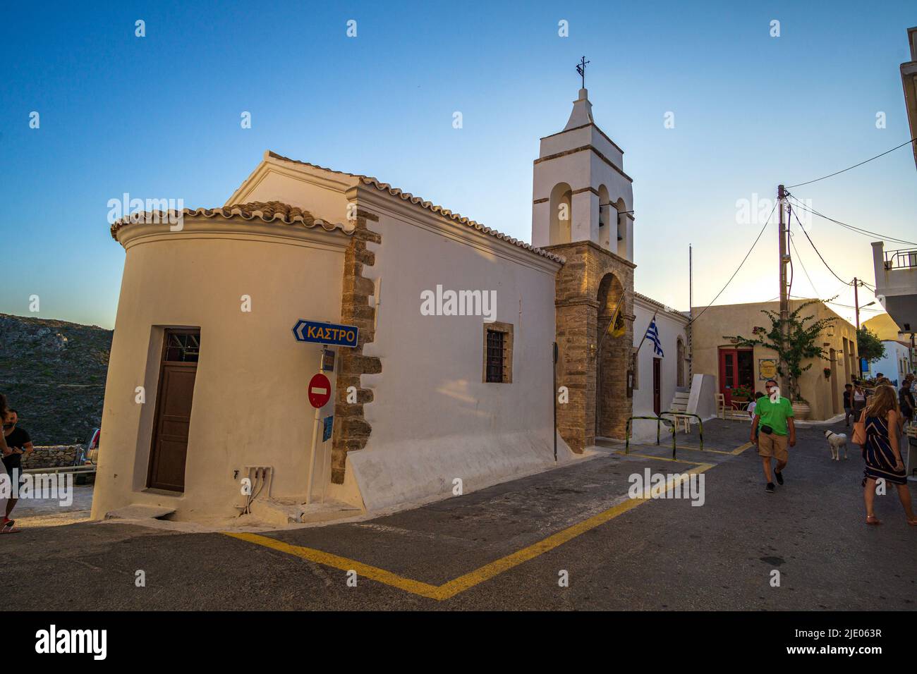 Edifici architettonici con persone che camminano per le strade del villaggio di Chora in Isola di Citira , Grecia. Fotografia urbana della pittoresca Chora Foto Stock