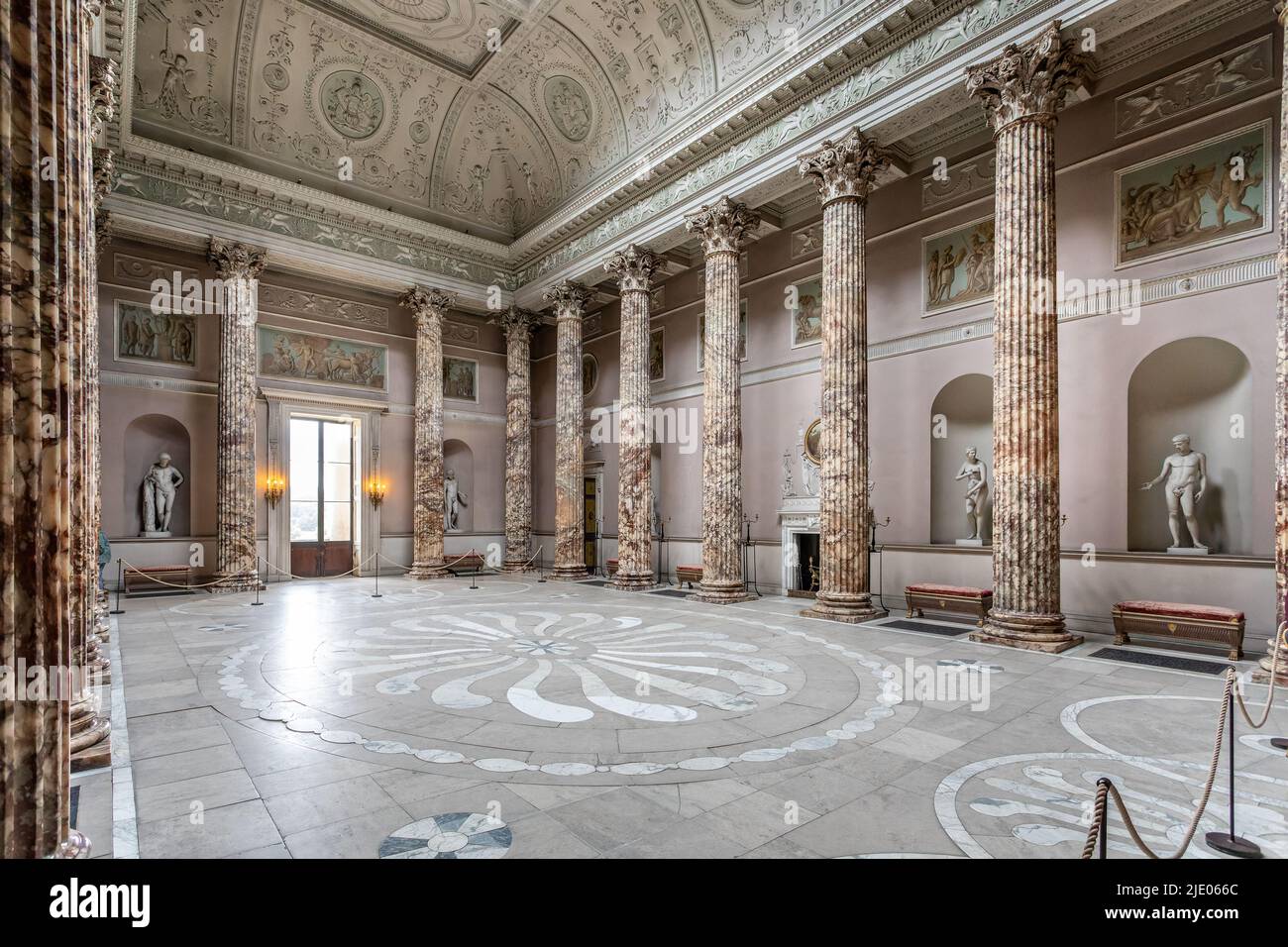 Neo classica Grand Marble Hall a Kedleston Hall, Derbyshire, Regno Unito il 18 giugno 2022 Foto Stock
