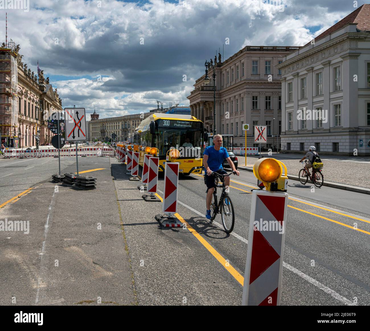Autobus e ciclista in un cantiere Unter den Linden, Berlino, Germania Foto Stock