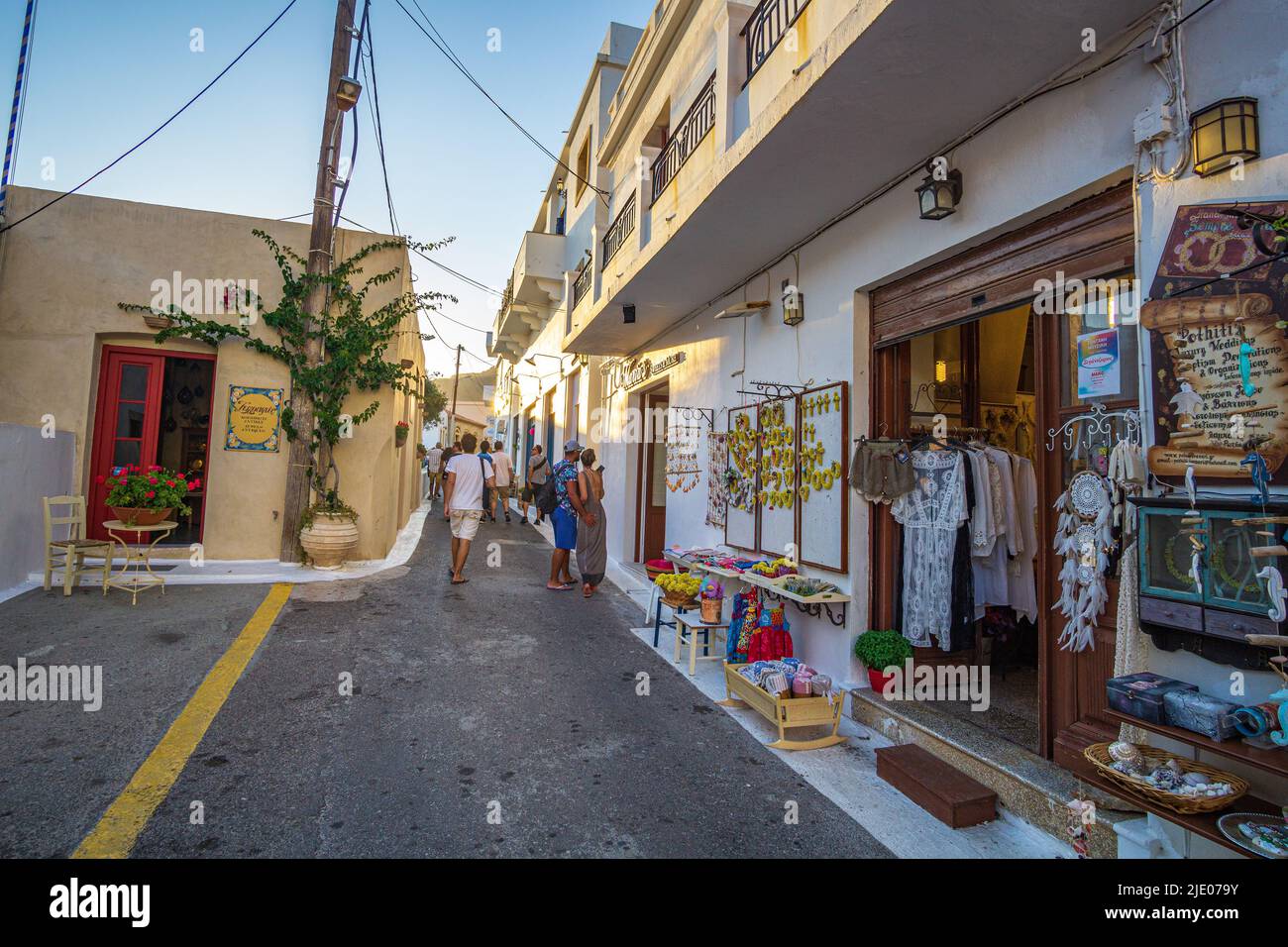 Edifici architettonici con persone che camminano per le strade del villaggio di Chora in Isola di Citira , Grecia. Fotografia urbana della pittoresca Chora Foto Stock