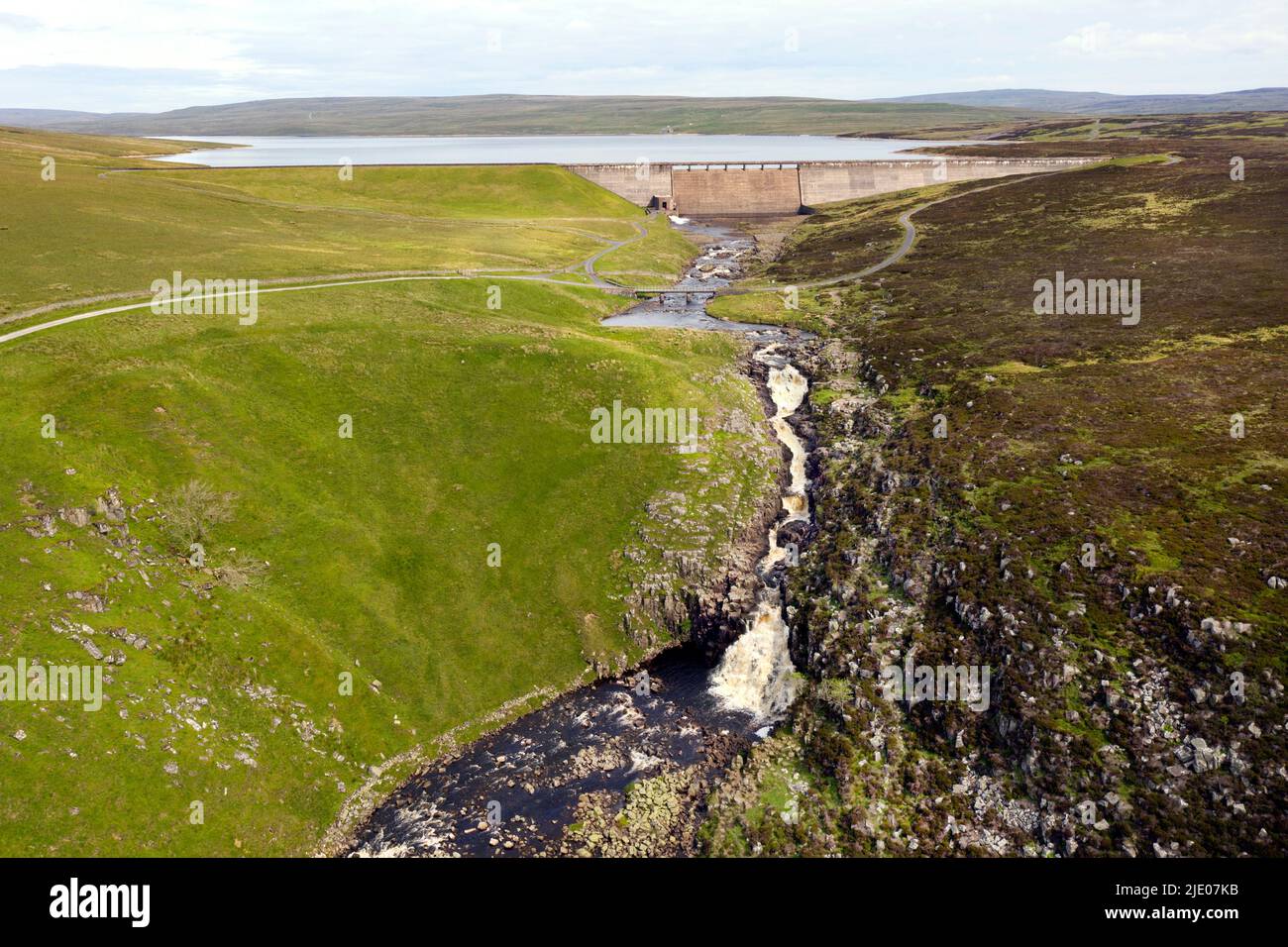 Il fiume Tees e Cauldron snout con Cow Green Reservoir Beyond, Upper Teesdale, County Durham, Regno Unito Foto Stock