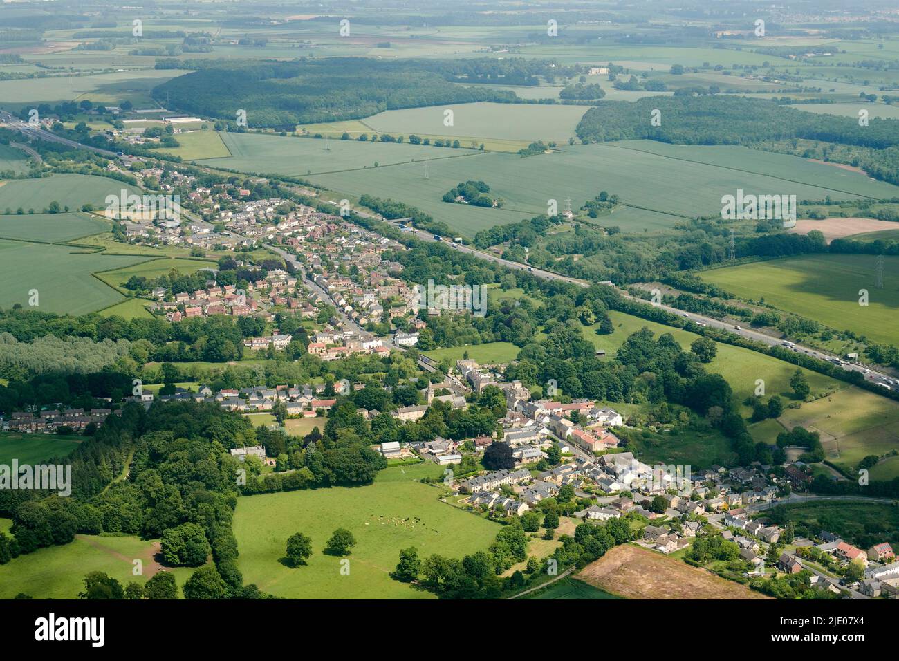 Il villaggio di Aberford, West Yorkshire, Inghilterra settentrionale, percorso del vecchio A1, adiacente alla nuova autostrada A1, fucilato dall'aria Foto Stock
