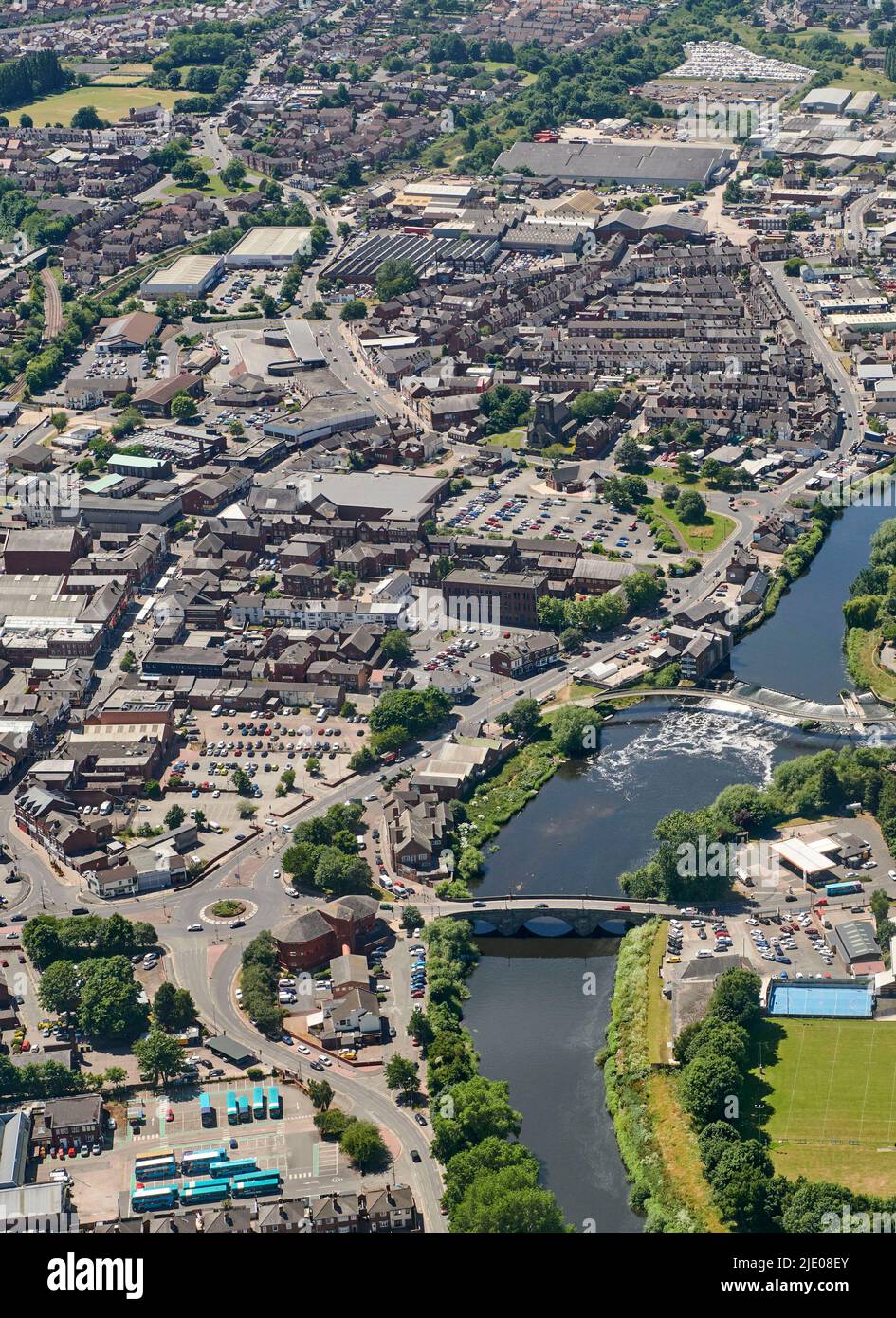 Una vista aerea di castleford, West Yorkshire, Inghilterra settentrionale, Regno Unito che mostra il fiume Aire, e nuovi sviluppi abitativo Foto Stock