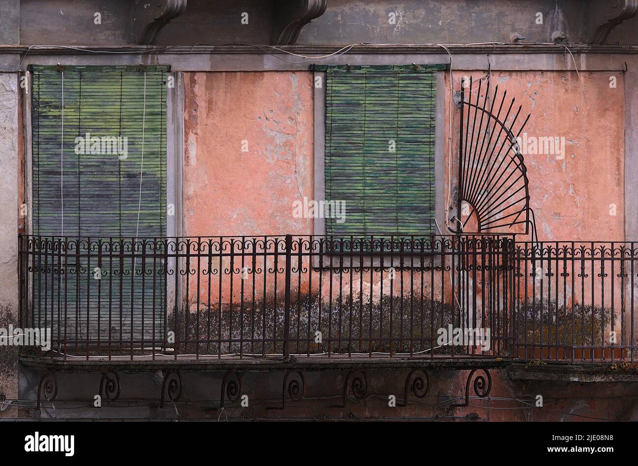 Vecchio balcone e persiane, Castiglione di Sicilia, Sicilia, Italia Foto Stock